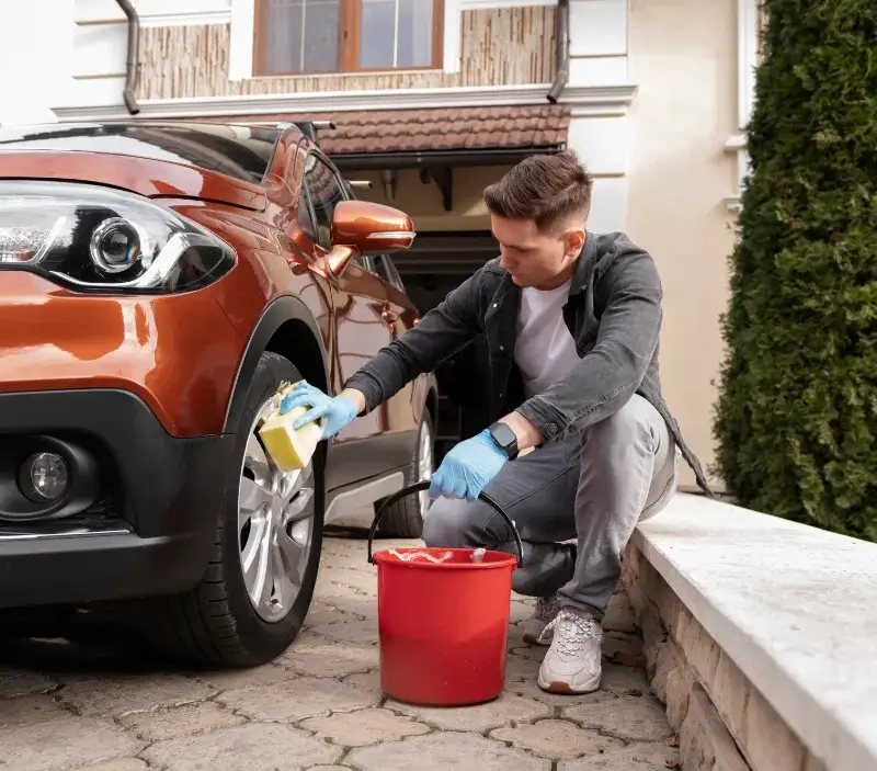 Lavage auto à domicile Gironville-sur-Essonne : professionnel intervenant sur un véhicule